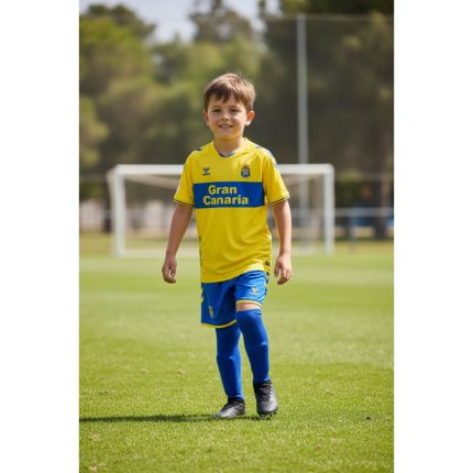 Primera equipación oficial de la UD Las Palmas para niños de la temporada 26/27. Camiseta amarilla y pantalón azul.