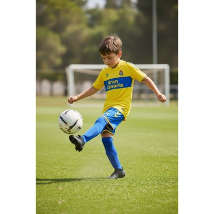 Primera equipación oficial de la UD Las Palmas para niños de la temporada 26/27. Camiseta amarilla y pantalón azul.