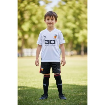 Primera equipación completa del Valencia CF para niños temporada 26/27. Incluye camiseta, pantalón y medias oficiales.