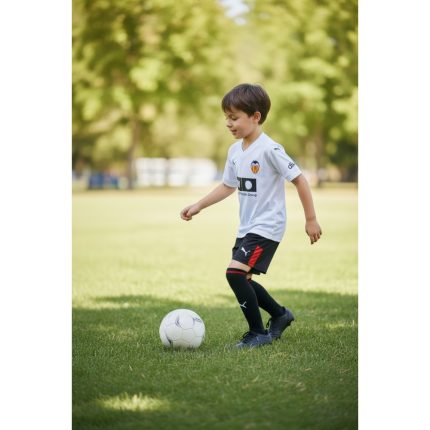 Primera equipación completa del Valencia CF para niños temporada 26/27. Incluye camiseta, pantalón y medias oficiales.