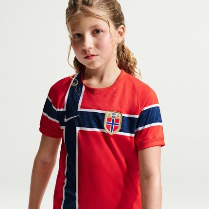 Primera equipación de fútbol de Noruega para niños 2026. Incluye camiseta y pantalón corto oficiales del conjunto local.