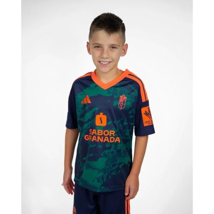 Segunda equipación de fútbol del Granada para niños, temporada 2026-27. Camiseta y pantalón oficial para los más pequeños.