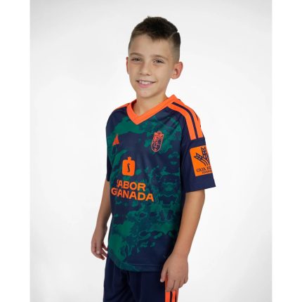 Segunda equipación de fútbol del Granada para niños, temporada 2026-27. Camiseta y pantalón oficial para los más pequeños.