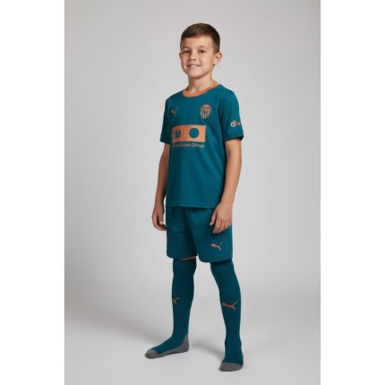 Segunda equipación del Valencia CF para niños temporada 26/27. Camiseta y pantalón oficial para los aficionados más jóvenes.
