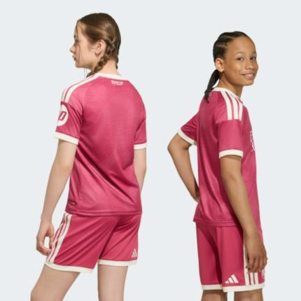 Tercera equipación oficial del Real Madrid para niños, temporada 2026/2027. Conjunto de camiseta y pantalón infantil del club.