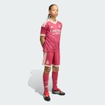 Tercera equipación oficial del Real Madrid para niños, temporada 2026/2027. Conjunto de camiseta y pantalón infantil del club.