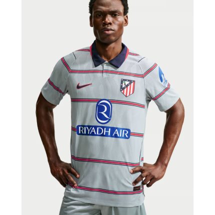 Vista frontal de la camiseta alternativa del club Atlético de Madrid para la temporada 2026-2027. Indumentaria oficial.
