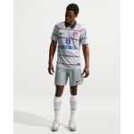 Vista frontal de la camiseta alternativa del club Atlético de Madrid para la temporada 2026-2027. Indumentaria oficial.