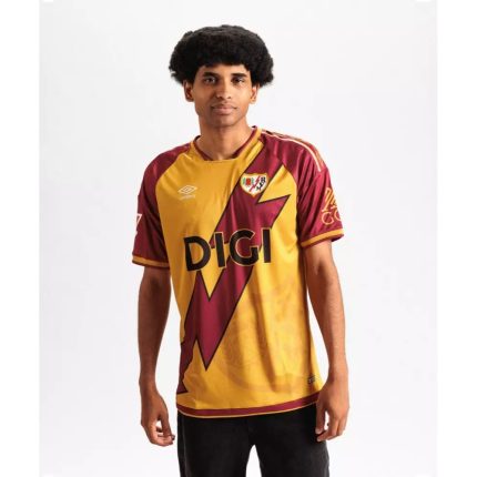 Imagen de la camiseta alternativa del Rayo Vallecano para la temporada 2026-2027. Segunda equipación oficial de adulto.