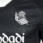 Camiseta de la segunda equipación de la Real Sociedad para la temporada 26/27. Uniforme de visitante oficial para adulto.
