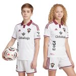 Primera equipación de fútbol del Albacete para niños, temporada 26/27. Conjunto oficial de camiseta y pantalón para jóvenes fans.