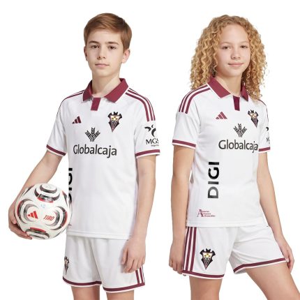Primera equipación de fútbol del Albacete para niños, temporada 26/27. Conjunto oficial de camiseta y pantalón para jóvenes fans.