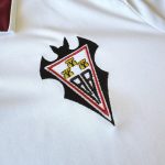 Primera equipación de fútbol del Albacete para niños, temporada 26/27. Conjunto oficial de camiseta y pantalón para jóvenes fans.