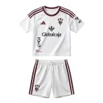 Primera equipación de fútbol del Albacete para niños, temporada 26/27. Conjunto oficial de camiseta y pantalón para jóvenes fans.