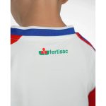 Primera equipación oficial del Granada CF para niños, temporada 2026-27. Conjunto de camiseta y pantalón rojiblancos.