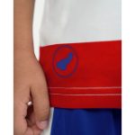 Primera equipación oficial del Granada CF para niños, temporada 2026-27. Conjunto de camiseta y pantalón rojiblancos.