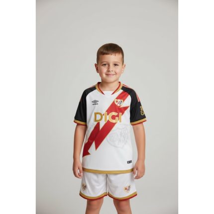 Primera equipación oficial del Rayo Vallecano para niños temporada 26-27. Conjunto de camiseta y pantalón con la franja roja.