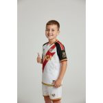 Primera equipación oficial del Rayo Vallecano para niños temporada 26-27. Conjunto de camiseta y pantalón con la franja roja.