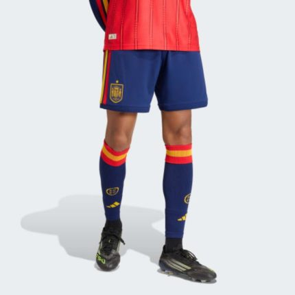 Pantalón corto azul de la segunda equipación de España 2026 para adulto. Vista frontal con el escudo de la selección y logo.