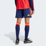 Pantalón corto azul de la segunda equipación de España 2026 para adulto. Vista frontal con el escudo de la selección y logo.