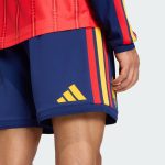 Pantalón corto azul de la segunda equipación de España 2026 para adulto. Vista frontal con el escudo de la selección y logo.